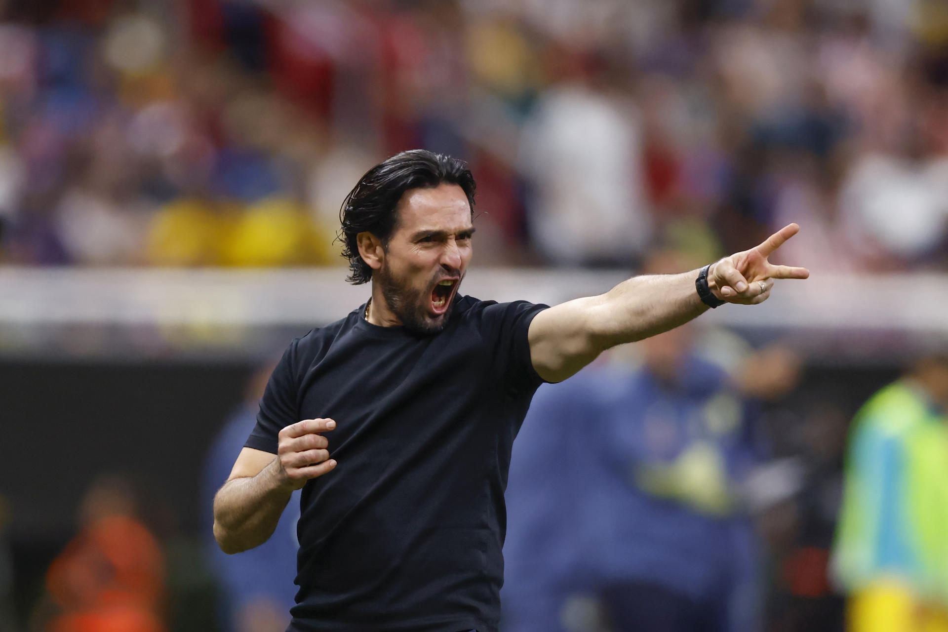 Gerardo Espinoza entrenador de Guadalajara reacciona este miércoles, en el partido de ida de los octavos de final de la Copa de Campeones Concacaf entre Guadalajara y América en el Estadio Akron en Guadalajara (México). EFE/ Francisco Guasco
