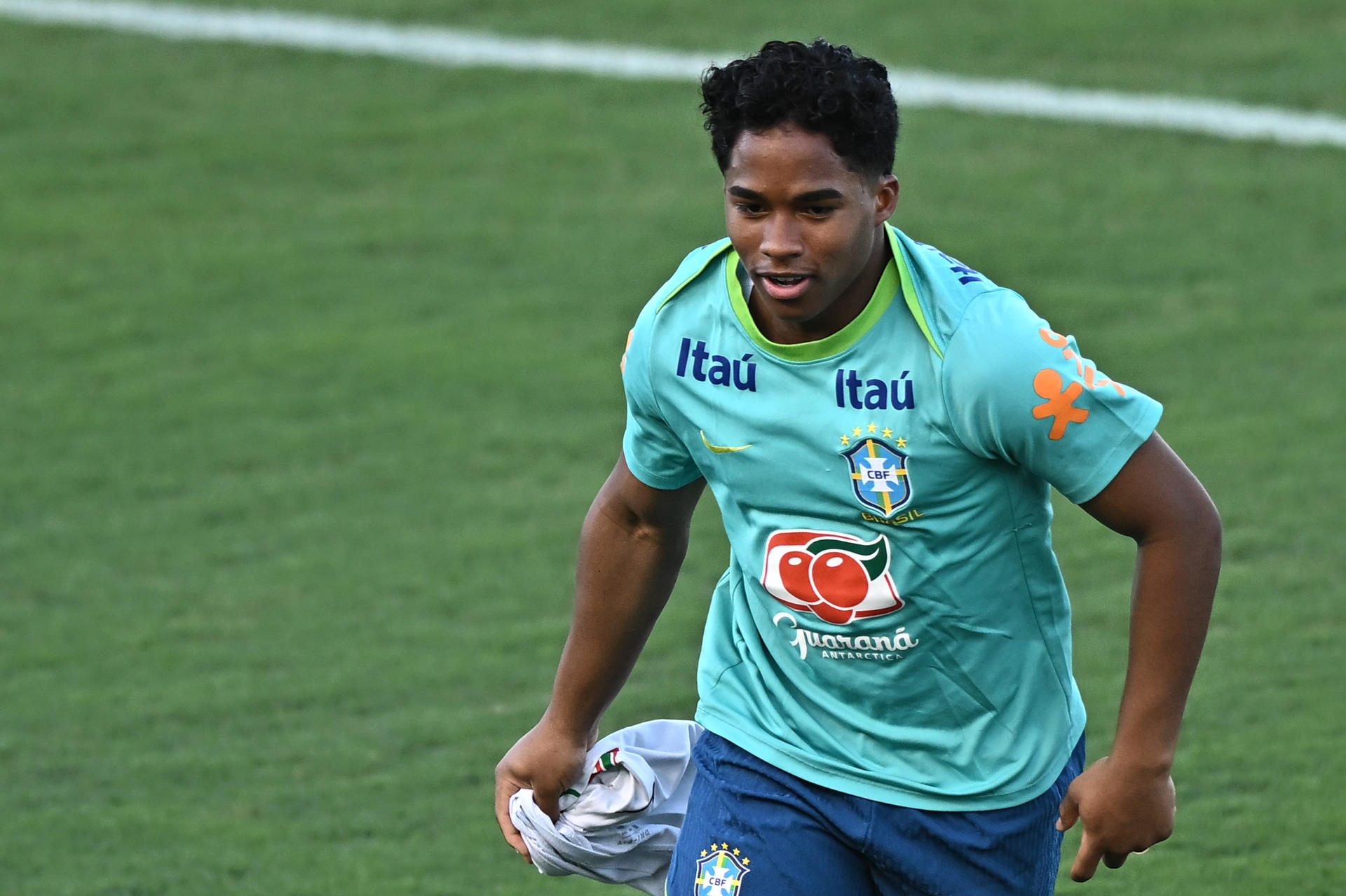 Endrick de Brasil participa en un entrenamiento en el estadio Valmir Campelo Bezerra (Bezerrão) en Brasilia (Brasil). EFE/ André Borges