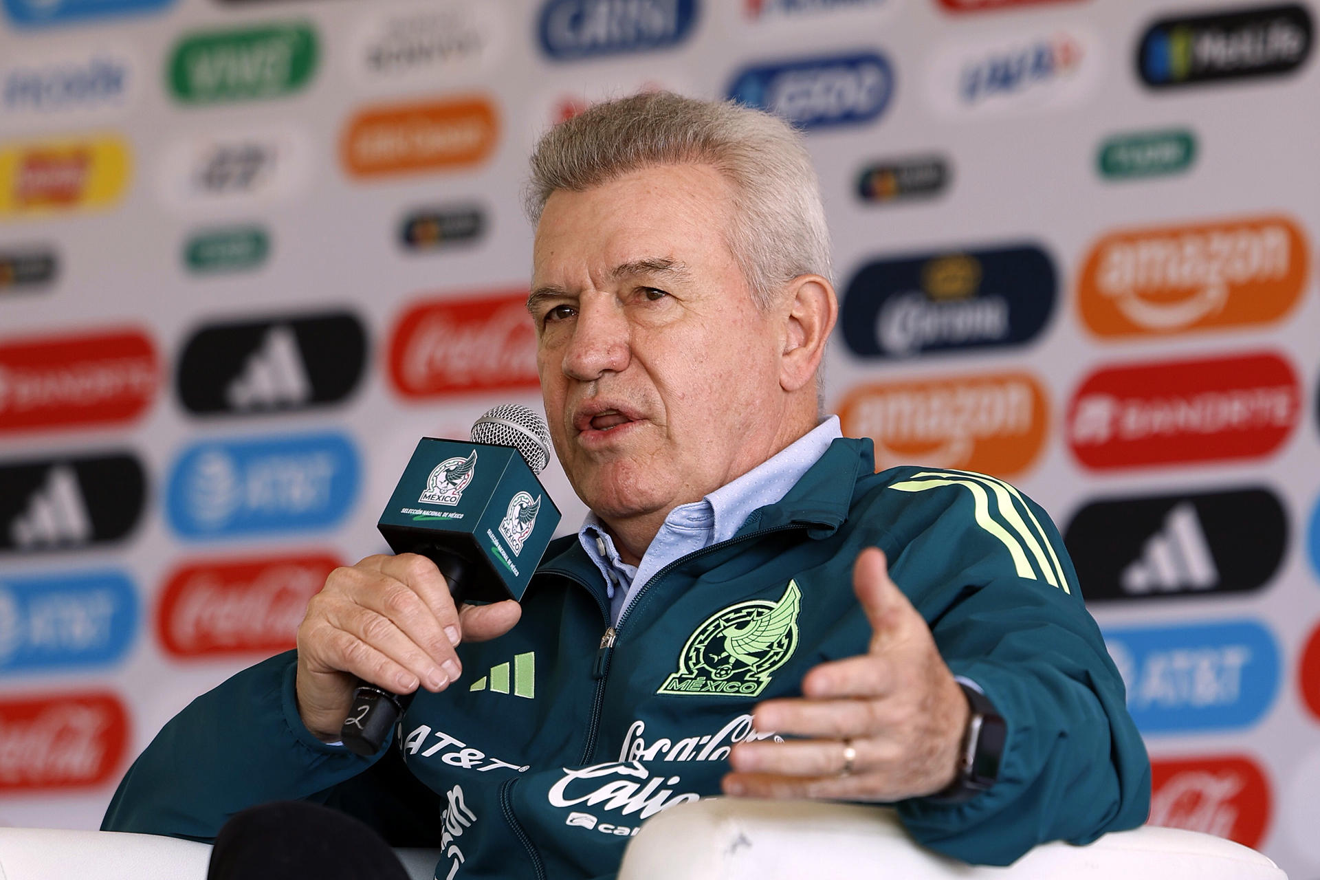 El Director Técnico de la Selección Mexicana de Fútbol, Javier Aguirre habla durante una conferencia de prensa este martes en Ciudad de México (México). EFE/Sáshenka Gutiérrez 