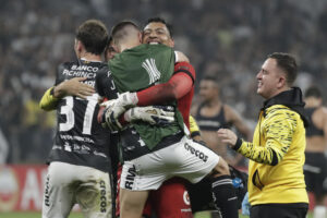 Jesús David Contreras (frente ) de Barcelona celebra con sus compañeros tras eliminar a Corinthians. EFE/ Sebastiao Moreira