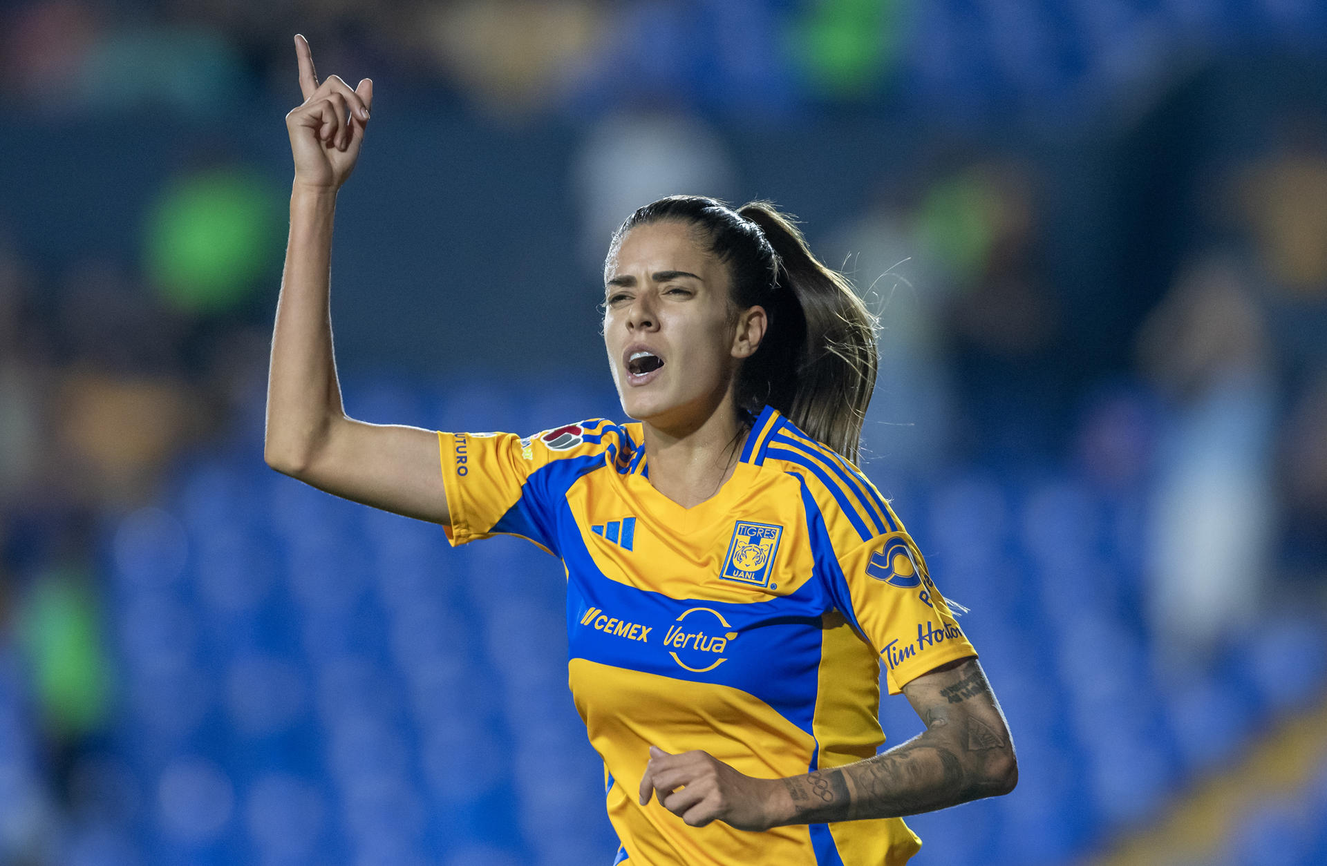 Jheniffer Da Silva de Tigres celebra un gol ante Chivas este lunes, en un partido correspondiente a la jornada 10 del Torneo Clausura 2025 de la Liga Femenil MX celebrado en el Estadio Universitario de la ciudad de Monterrey (México). EFE/Miguel Sierra