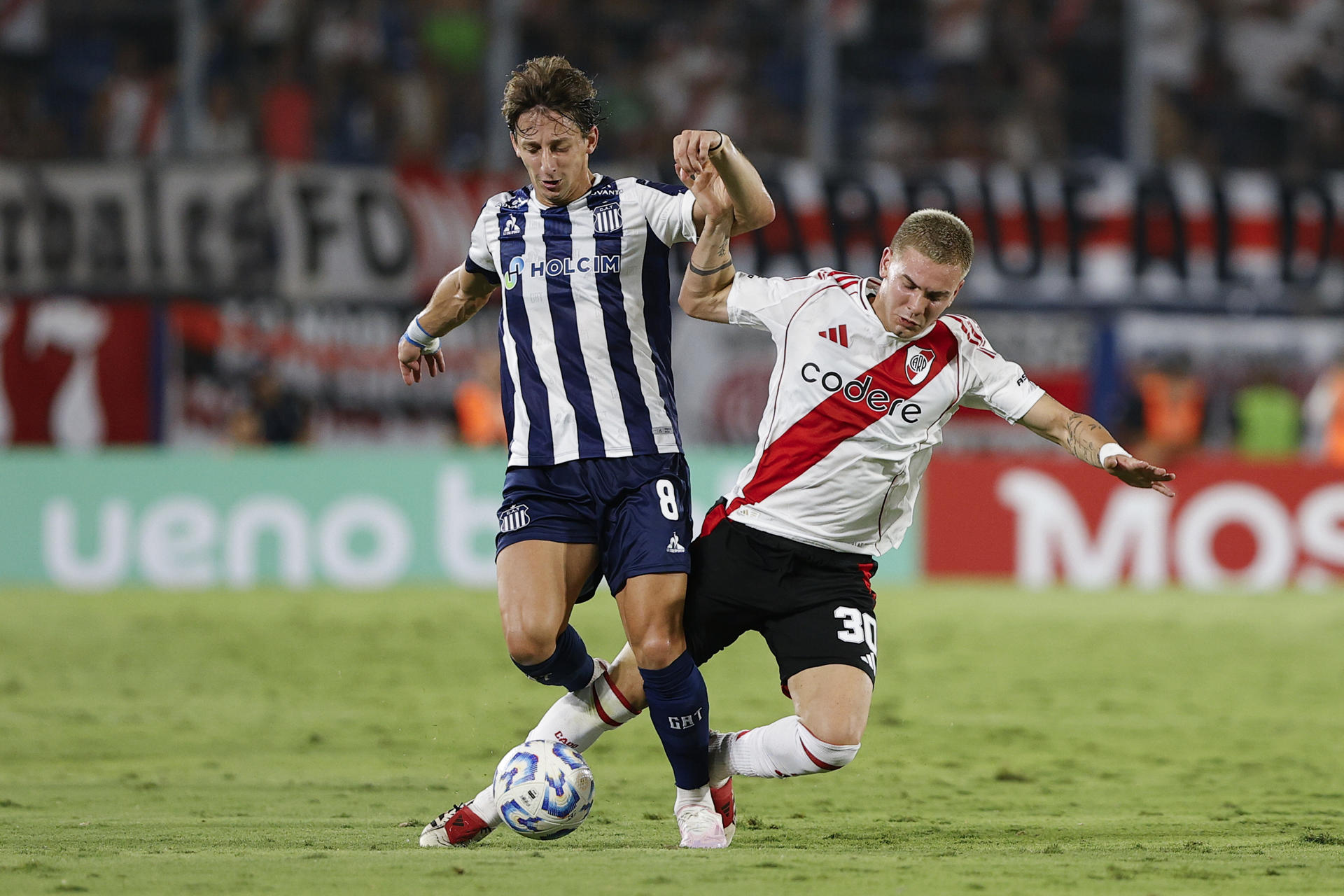 Franco Mastantuono (d) de River disputa el balón con Matías Galarza de Talleres en un partido de la final de la Supercopa Internacional. EFE/ Juan Pablo Pino
