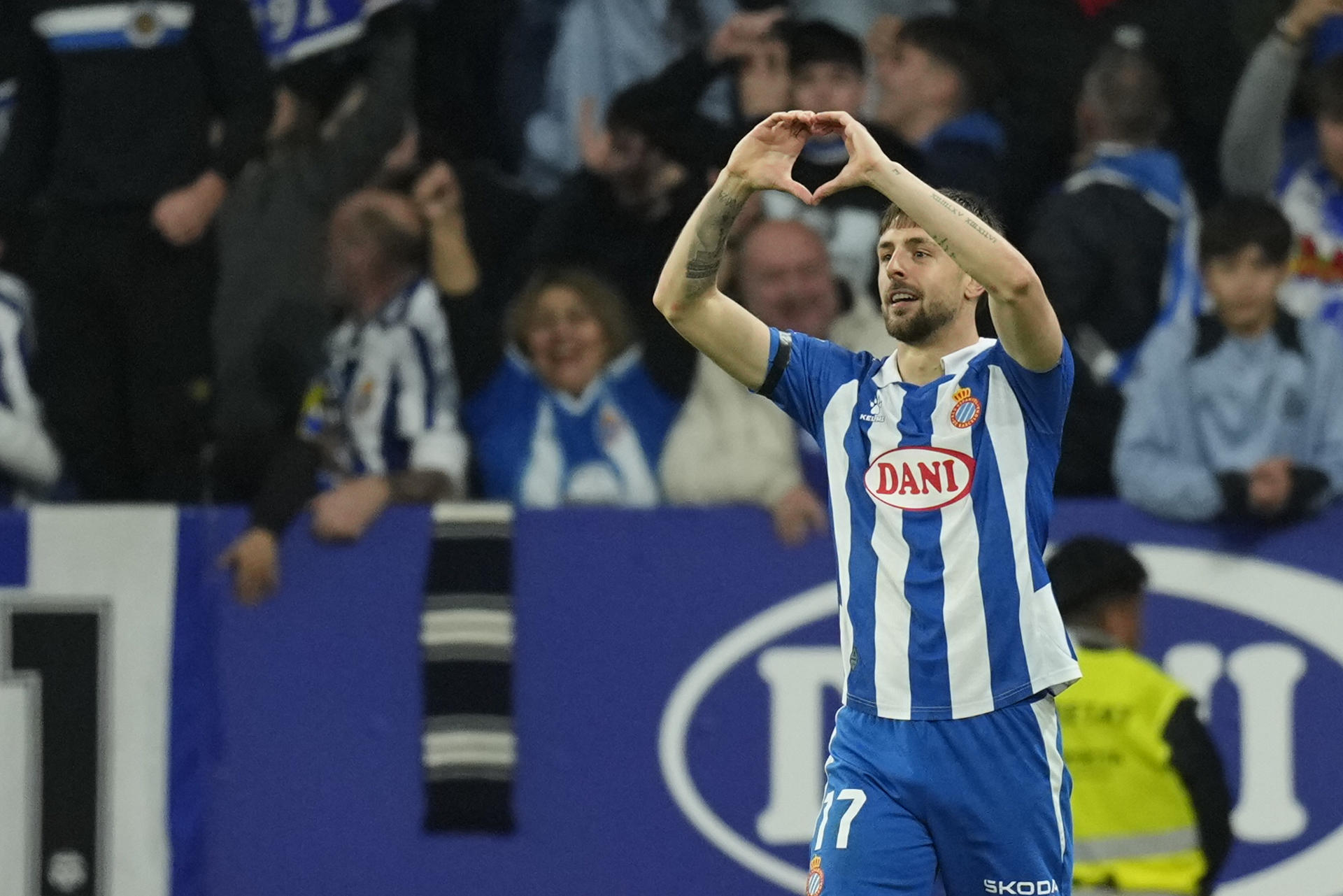 El delantero del Espanyol Jofre Carreras celebra el primer gol de su equipo durante el partido de la jornada 27 de LaLiga que RCD Espanyol y Girona FC disputaron en el RCDE Stadium. EFE/Enric Fontcuberta 