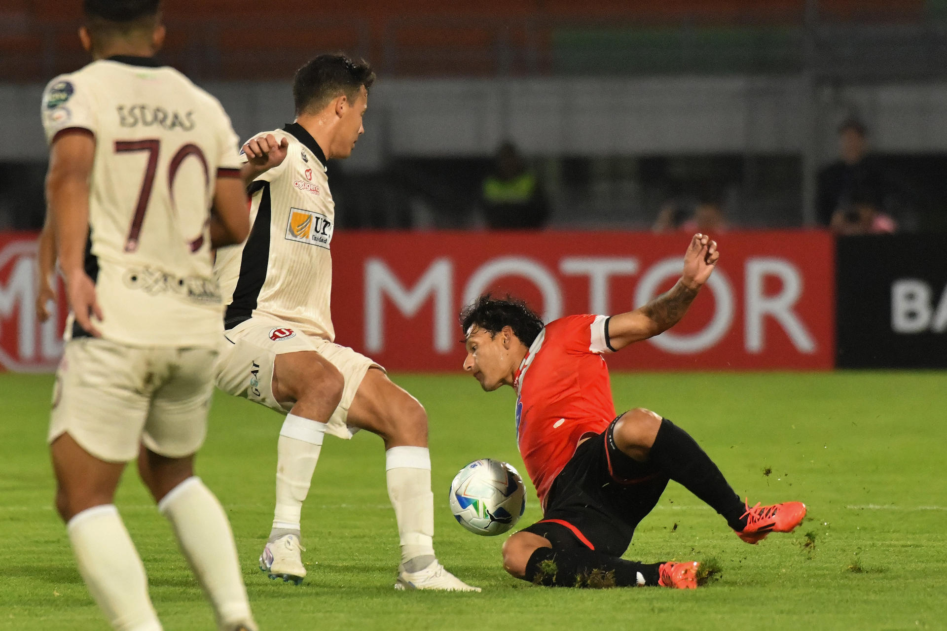 Maximiliano Núñez (c) de Universitario disputa un balón con Víctor Ábrego (d) de Potosí en un partido de la primera ronda de la Copa Sudamericana. EFE/ Jorge Abrego 