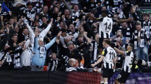 El delantero sueco Alexander Isak (d), del Newcastle United, celebra el 0-2 durante el partido de la EFL Cup Finalque han jugado Liverpool FC y Newcastle United, en Londres, Reino Unido. EFE/EPA/TOLGA AKMEN