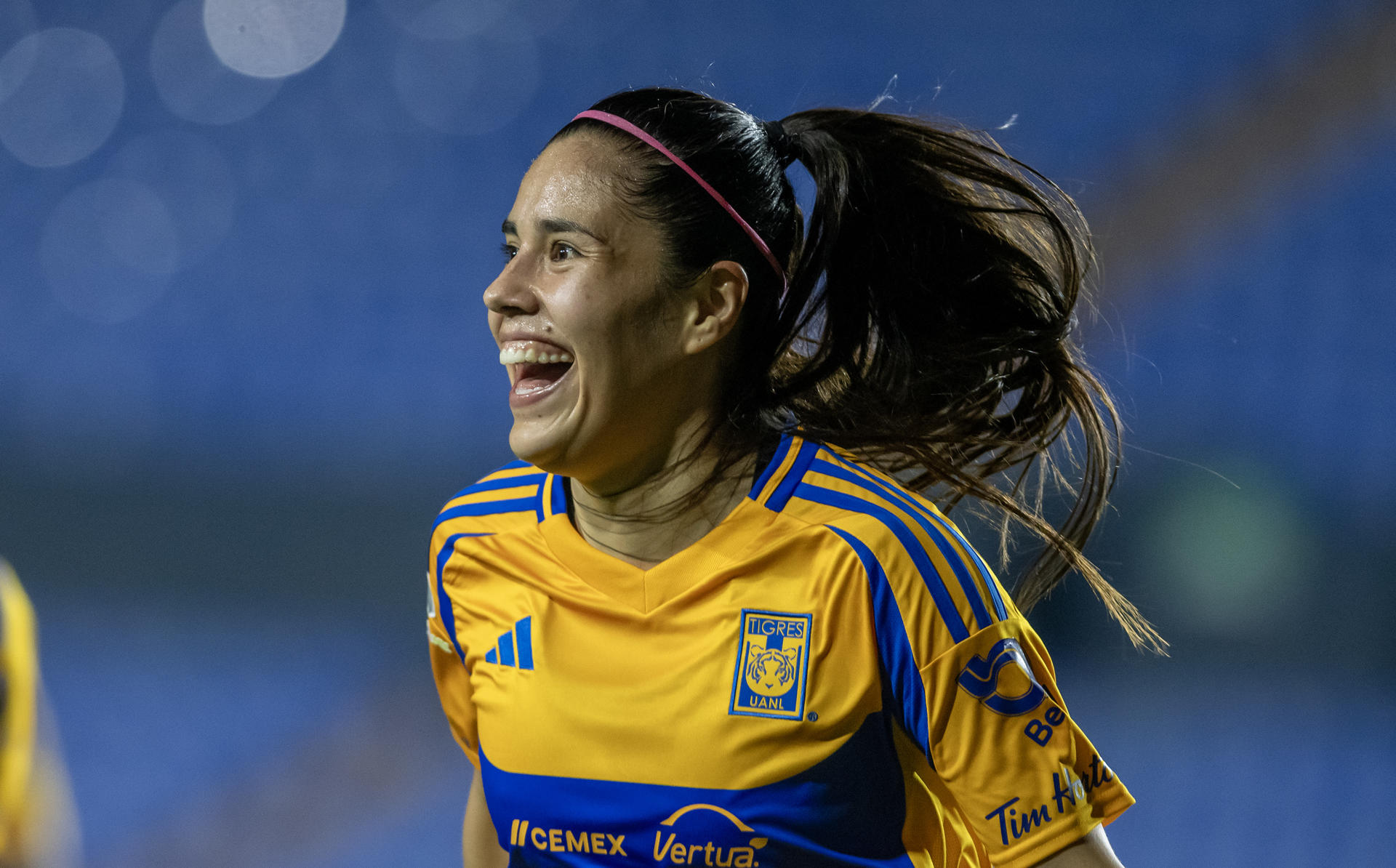 Lizbeth Ovalle de Tigres celebra un gol ante Chivas este lunes, en un partido correspondiente a la jornada 10 del Torneo Clausura 2025 de la Liga Femenil MX celebrado en el Estadio Universitario de la ciudad de Monterrey (México). EFE/Miguel Sierra