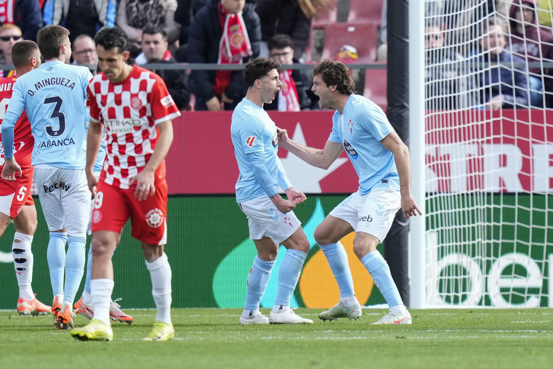 El defensa del Celta Marcos Alonso (d) celebra el segundo gol de su equipo ante el Girona (1-2) tras la consecución de un penalti, durante el encuentro que disputaron en el estadio Montilivi este sábado, correspondiente a la jornada 26 de LaLiga. EFE/Siu Wu 