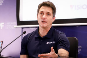 alt Guillermo Barros Schelotto fue presentado como nuevo entrenador de Vélez