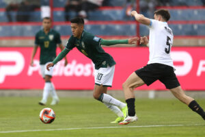 Ramiro Vaca (i) de Bolivia disputa un balón con Manuel Ugarte de Uruguay en un partido de las eliminatorias sudamericanas para el Mundial de 2026. EFE/ Luis Gandarillas
