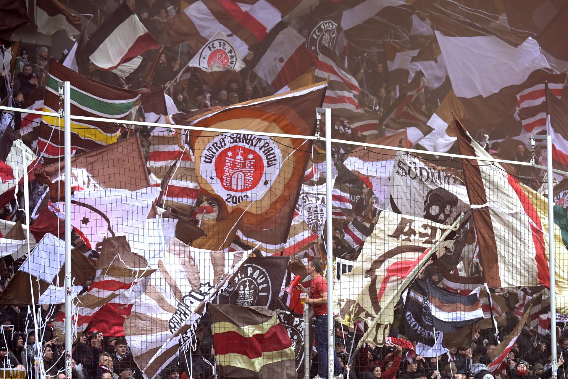 Hinchas del St. Pauli durante el partido de la Bundesliga que han jugado FC St. Pauli y Borussia Dortmund en el Millerntor Stadium en Hamburgo, Alemania. EFE/EPA/FABIAN BIMMER . 