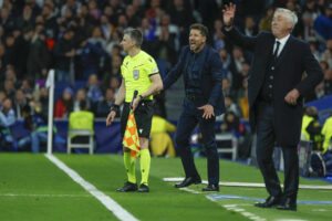 El técnico argentino del Atlético de Madrid, Diego Pablo Simeone (c), durante el encuentro correspondiente a la ida de los octavos de final de la Liga de Campeones que Real Madrid y Atlético de Madrid disputaron en el estadio Santiago Bernabéu, en Madrid. EFE / Juanjo Martín.