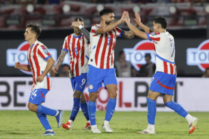 Jugadores de Paraguay celebran un gol en un partido de las eliminatorias sudamericanas para el Mundial de 2026. EFE/ Juan Pablo Pino