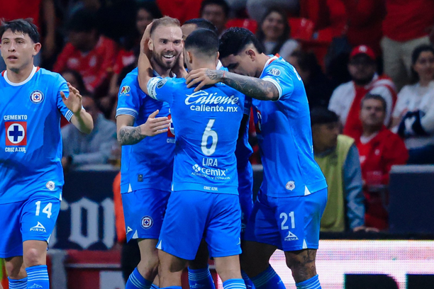 alt El Cruz Azul del colombiano Mier recibe al Tigres del argentino Ibáñez por pase a la final