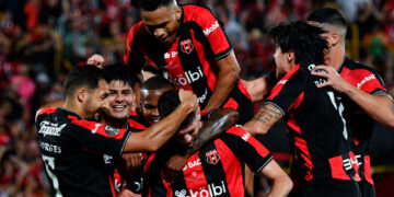 alt El campeón Alajuelense, cumple y se mete en los cuartos de final