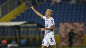 alt Sebastián Julio, el chileno que rompe todos los récords en El Salvador