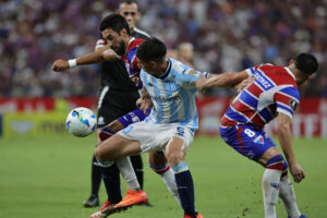 Juan Martín Lucero (i) y Emanuel Martínez de Fortaleza disputan el balón con Juan Ignacio Nardoni de Racing en un partido de la fase de grupos de la Copa Libertadores. EFE/ Jarbas Oliveira