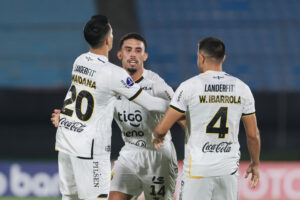 Gustavo David Vargas (c), Alexandro Maidana (i) y Wilson Ibarrola de Guaraní celebran un gol este martes, en un partido de la fase de grupos de la Copa Sudamericana. EFE/ Gastón Britos