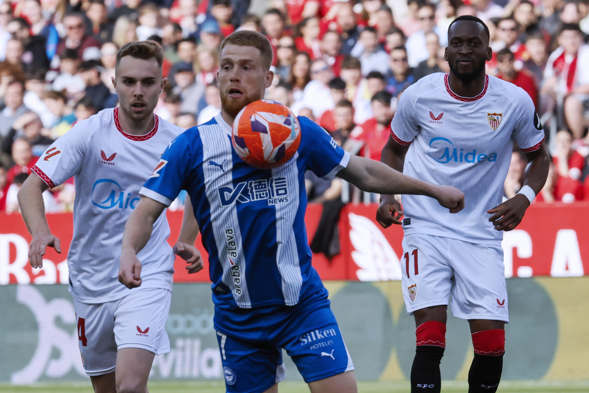 El centrocampista del Alavés Carlos Vicente (c) controla el balón durante el partido de la jornada 32 de LaLiga en el estadio Sánchez-Pizjuán, en Sevilla. EFE/José Manuel Vidal