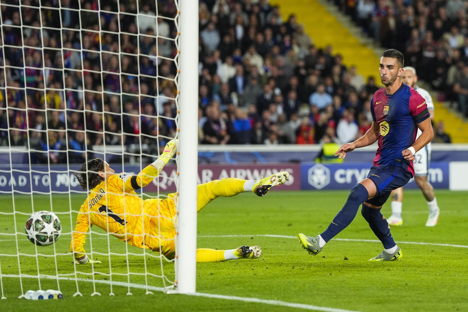 El delantero del FC Barcelona, Ferrán Torres (d), remata ante el guardameta suizo del Inter, Yan Sommer, en la jugada que ha significado el segundo gol del equipo blaugrana durante el encuentro correspondiente a la ida de las semifinales de la Liga de Campeones que disputan FC Barcelona e Inter en el estadio Olímpico Lluis Company, en Barcelona. EFE / Siu Wu. 
