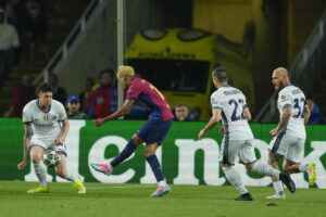 El delantero del Barcelona Lamine Yamal anota el primer gol del equipo durante el encuentro correspondiente a la ida de las semifinales de la Liga de Campeones que disputan FC Barcelona e Inter en el estadio Olímpico Lluis Company, en Barcelona. EFE/ Alejandro Garcia