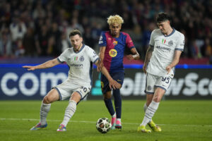 El delantero del FC Barcelona, Lamine Yamal (c), disputa el balón ante los defensores del Inter durante el encuentro correspondiente a la ida de las semifinales de la Liga de Campeones que disputaron FC Barcelona e Inter en el estadio Olímpico Lluis Company, en Barcelona. EFE / Alejandro García.