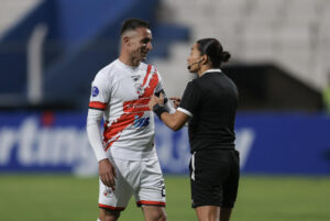 La árbitra brasileña Edina Alves habla con un jugador este martes, en un partido de la fase de grupos de la Copa Sudamericana. EFE/ Luis Gandarillas