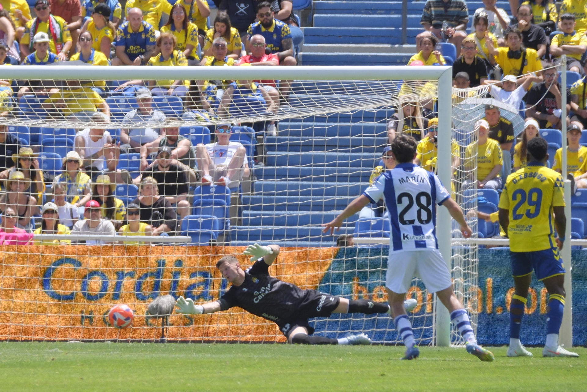 El portero de la UD Las Palmas, el croata Dinko Horkas (i) encaja el tercer gol durante el partido de LaLiga disputado este domingo ante la UD Las Palmas en el estadio de Gran Canaria en Las Palmas. EFE/Ángel Medina G. 