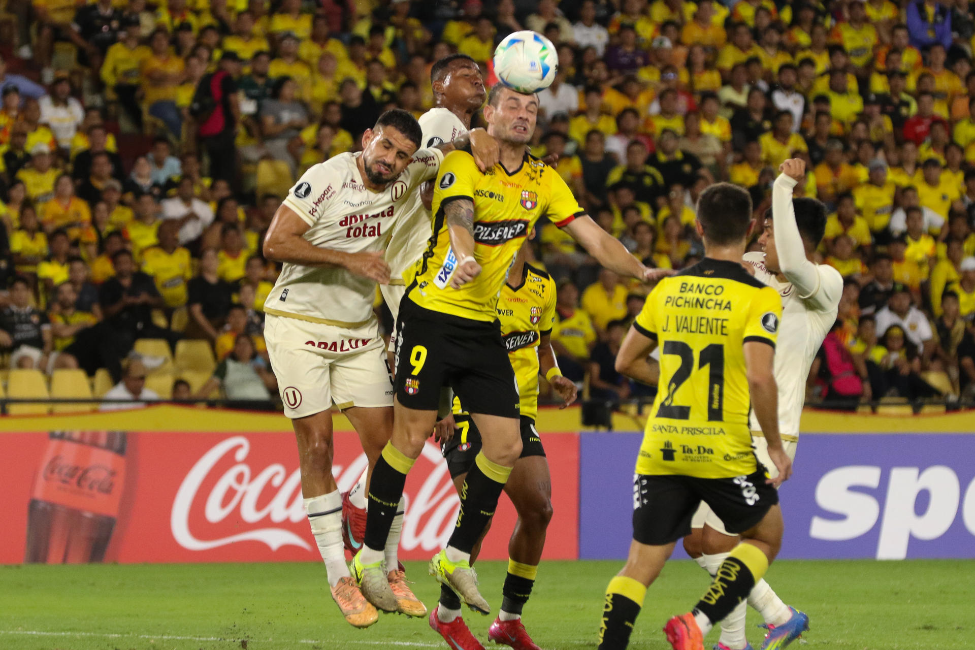 alt El peruano Edison Flores le da los primeros tres puntos a Universitario