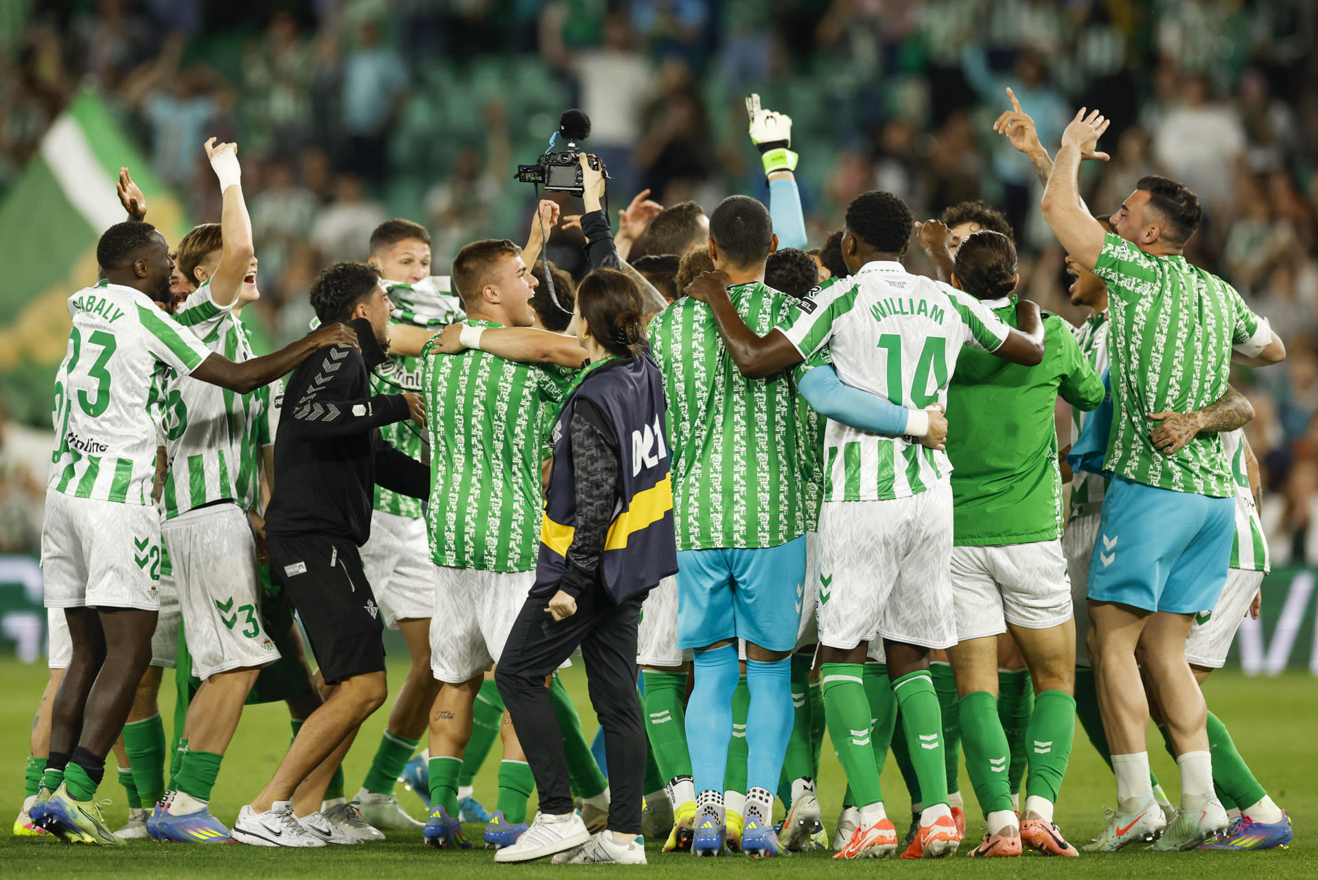 alt El Betis asalta la Champions y certifica el descenso del Valladolid