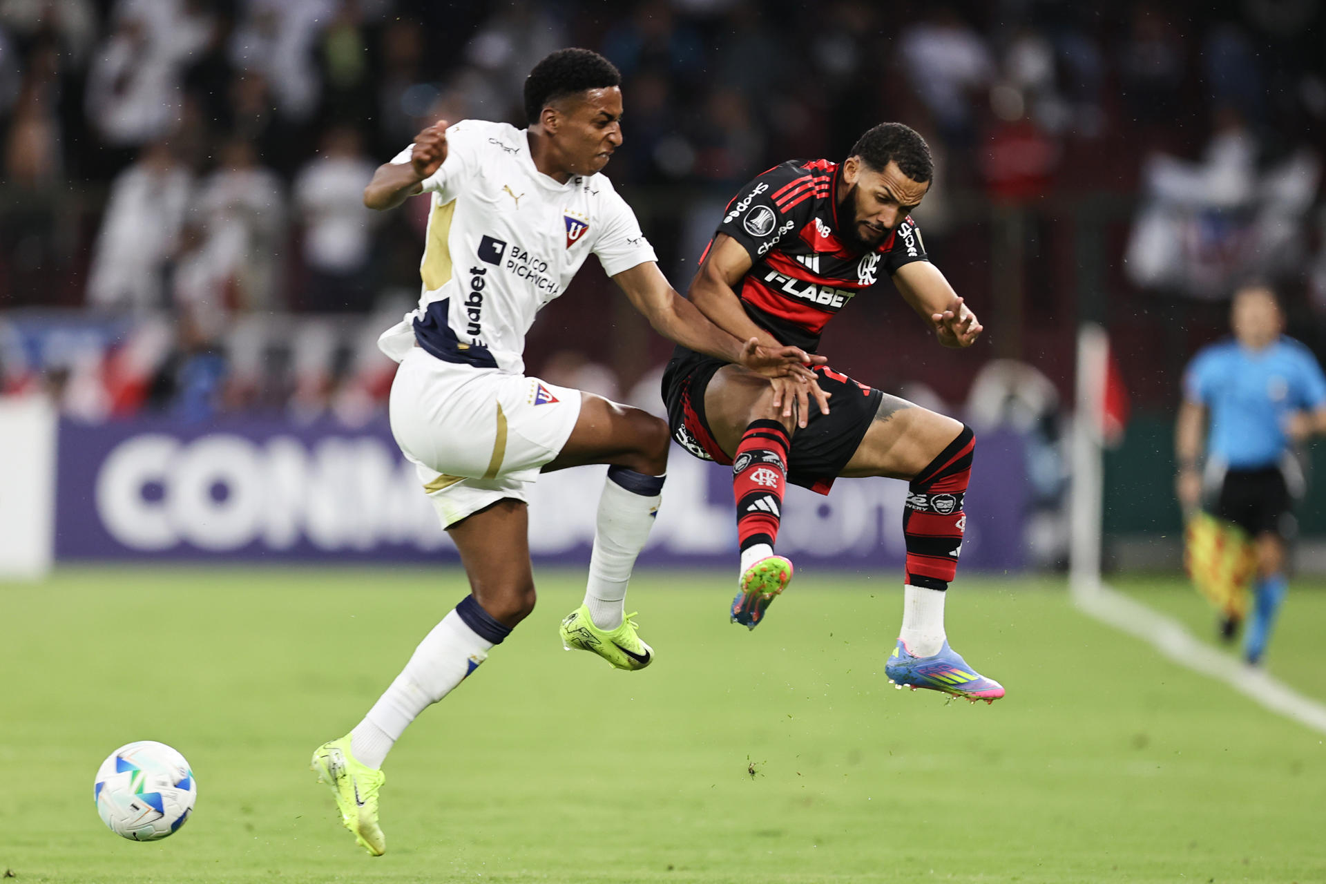 Daniel de la Cruz (i) de L.D.U. Quito disputa un balón con Juninho Vieira de Flamengo en un partido de la fase de grupos de la Copa Libertadores. EFE/ José Jácome