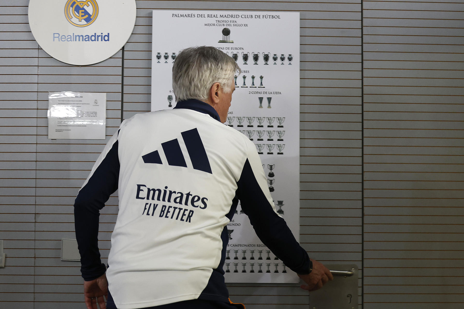 El entrenador del Real Madrid, Carlo Ancelotti, se marcha tras la conferencia de prensa previa al partido del domingo contra el Athletic Club de Bilbao. EFE/Chema Moya 