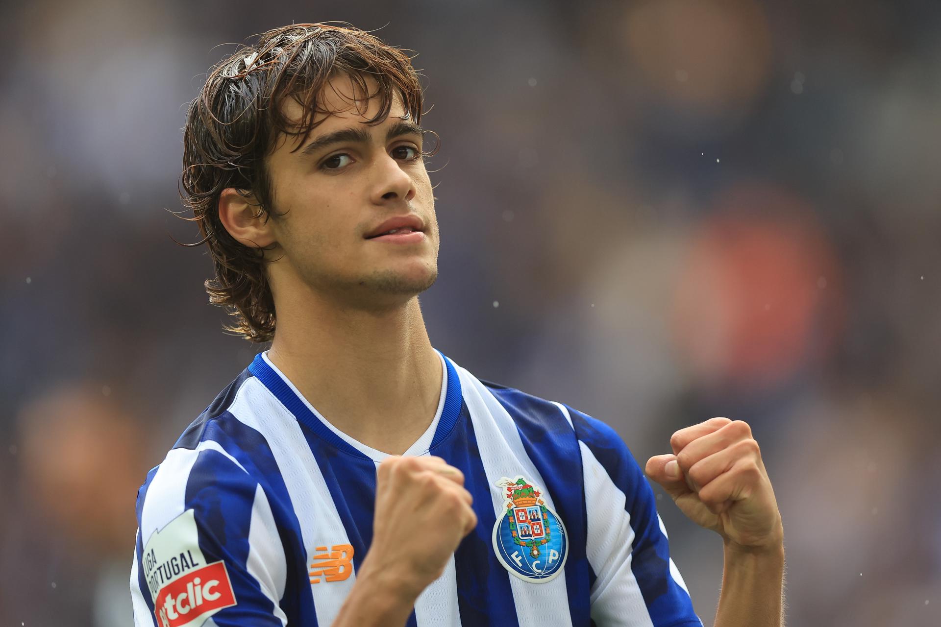 Rodrigo Mora, del Oporto, celebra su gol contra el Famalicao. EFE/EPA/JOSE COELHO