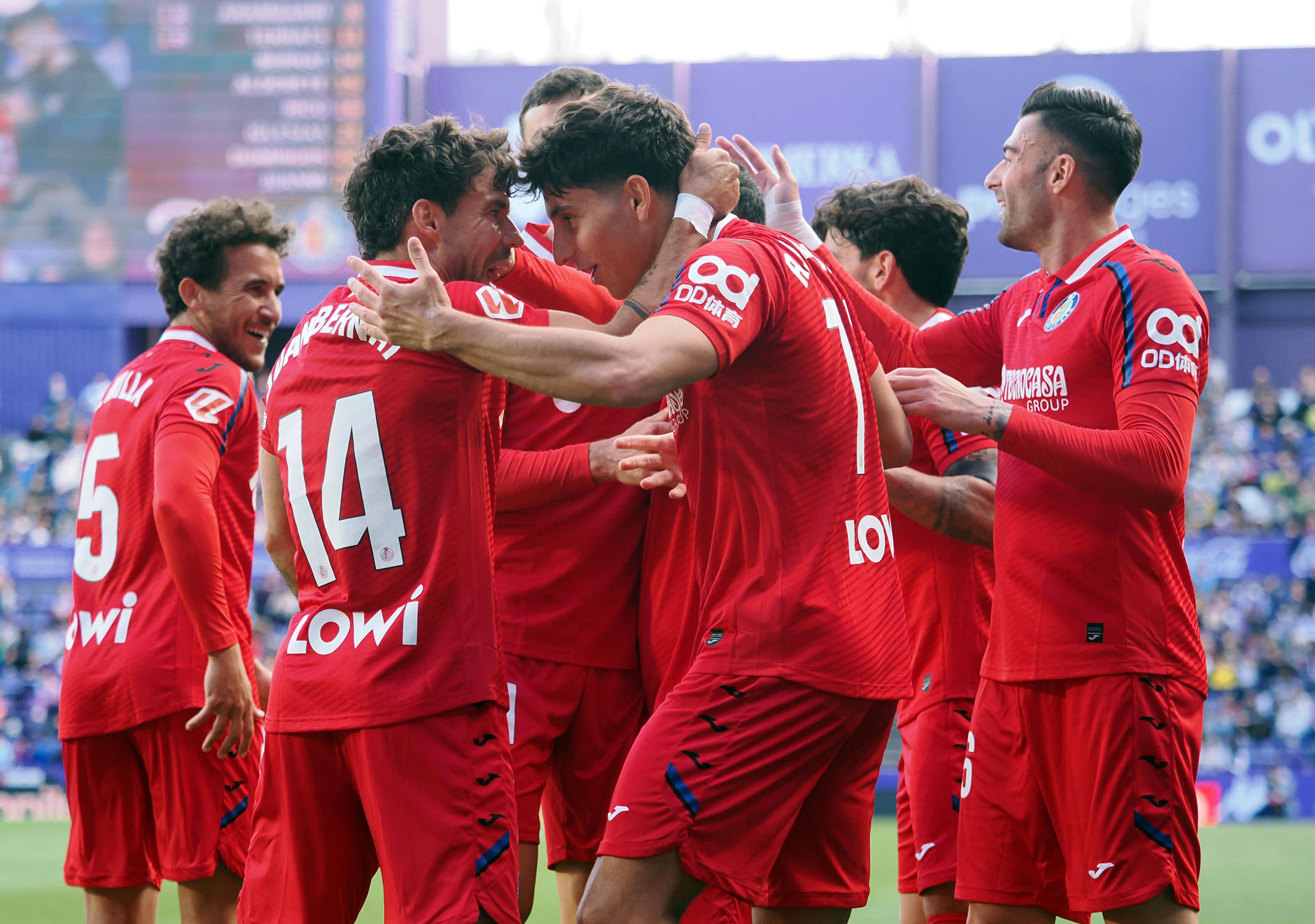 El jugador del Getafe CF Terrats (c) celebra con sus compañeros el segundo gol conseguido ante el Valladolid, durante el partido de LaLiga disputado este domingo en el estadio José Zorrilla de Valladolid. EFE/R. García 