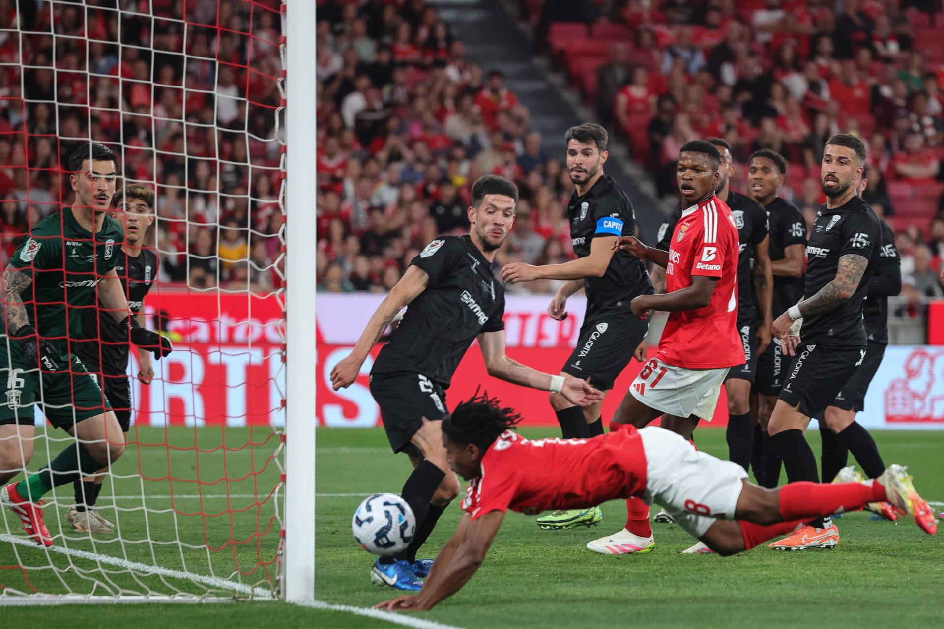 El jugador del Benfica Leandro Barreiro (C) durante el partido de vuelta en la Copa de Portugal en Lisboa. EFE/EPA/MANUEL DE ALMEIDA