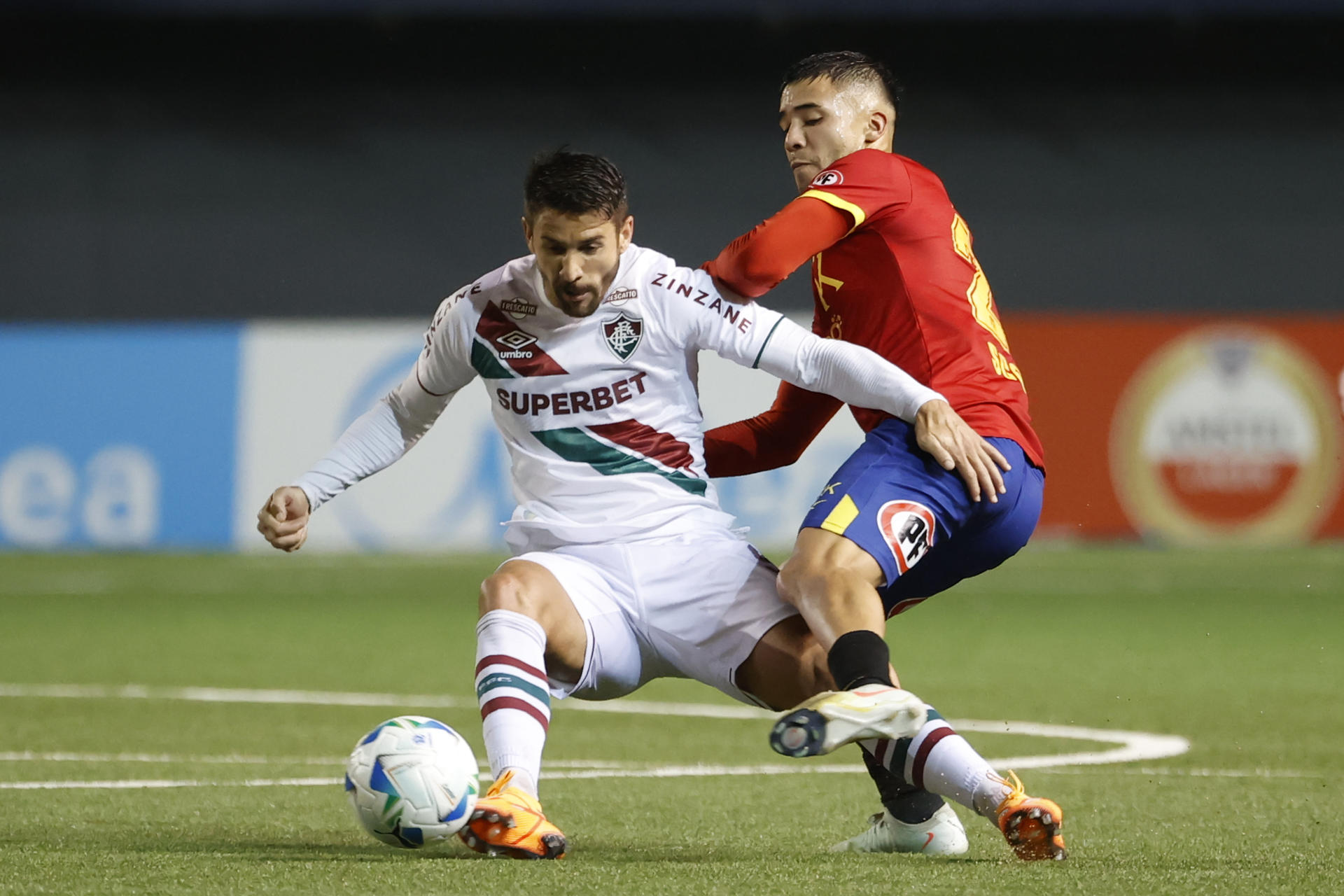 Nicolás Díaz (d) de Unión Española disputa el balón con Everaldo Stum de Fluminense en un partido de la fase de grupos de la Copa Sudamericana. EFE/ Elvis González