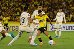 Joaquin Valiente (d) de Barcelona disputa un balón con Cesar Inga (i) de Universitario en un partido de la fase de grupos de la Copa Libertadores. EFE/ Jonathan Miranda