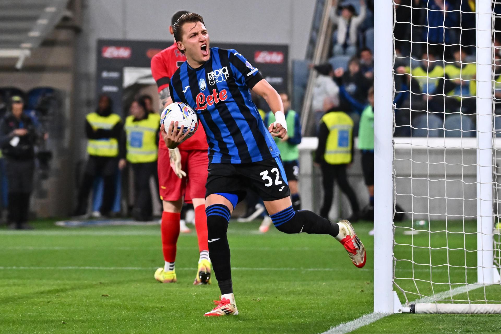 el italoargentino Mateo Retegui celebra el 1-1 durante el partido de la Serie A que han jugado Atalanta BC y US Lecce en el Gewiss Stadium en Bérgamo, Italia. EFE/EPA/MICHELE MARAVIGLIA