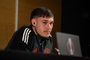 El centrocampista uruguayo del Manchester United, Manuel Ugarte, ha ofrecido este miércoles en Bilbao una rueda de prensa previa al partido de Liga Europa del jueves ante el Athletic de Bilbao en San Mamés, choque de ida de semifinales. EFE/Javier Zorrilla.
