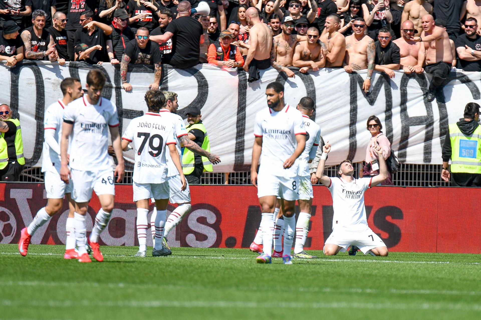 El delantero mexicano del Milan Santiago Giménez celebra después de anotar un gol contra el Venecia. EFE/EPA/Ettore Griffoni