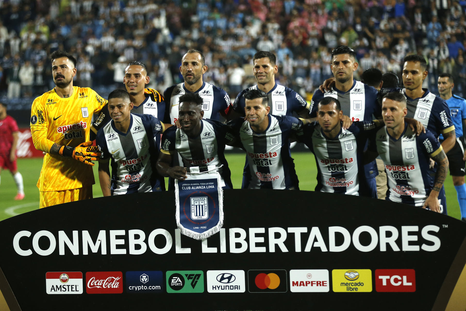 Alianza Lima busca su primera victoria ante Talleres, que quiere dejar el fondo