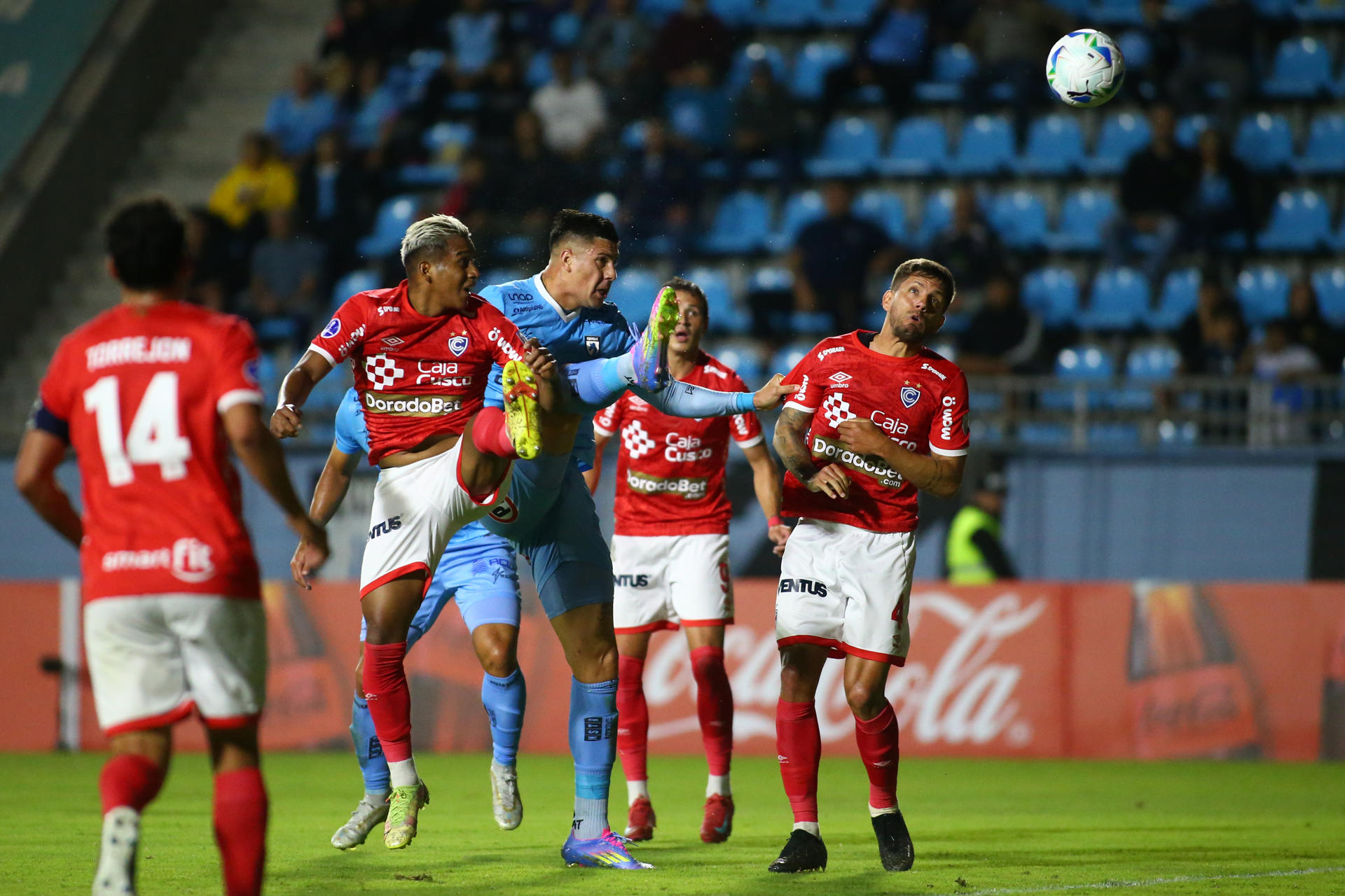 Steffan Pino (c) de Iquique remata este jueves, en un partido de la Copa Sudamericana. EFE/ Alex Díaz