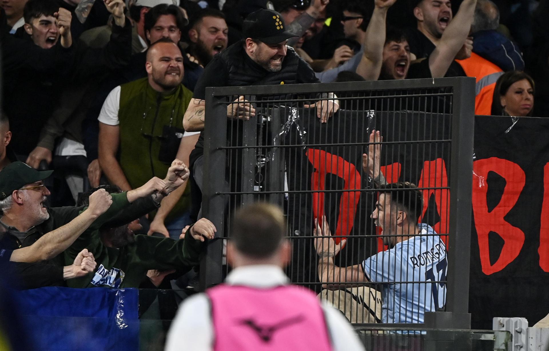 El juagdor del LazioAlessio Romagnoli celebra un gol con su hicnhada durante el partido que han jugado en el Olímpico de Roma SS Lazio y AS Roma en Roma, Italia. EFE/EPA/Riccardo Antimiani
