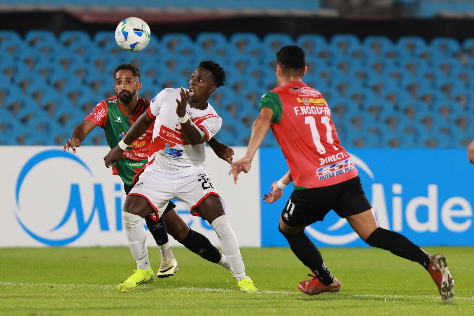 Freddy Noguera (d) de Bostón River disputa un balón con Dubán Palacio (c) de Nacional Potosí en un partido de la fase de grupos de la Copa Sudamericana. EFE/ Gastón Britos