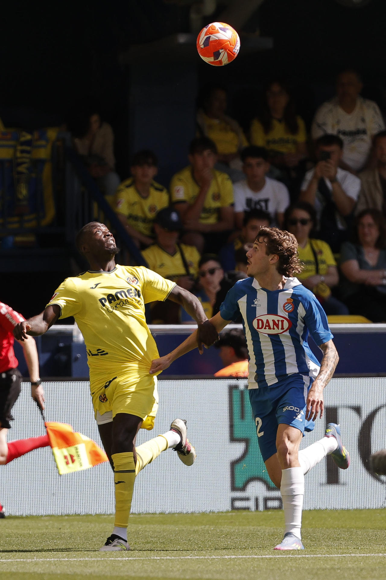 El delantero del Espanyol Roberto Fernández y el delantero del Villarreal Nicolas Pepe (i) durante el partido de Liga que disputan este domingo en el estadio La Cerámica de Villarreal. EFE/ Manuel Bruque 