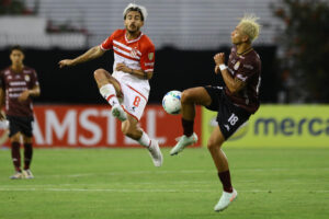 Carlos Ramos (d) de Carabobo disputa un balón con Gabriel Neves de Estudiantes durante un partido de la fase de grupos de la Copa Libertadores. EFE/ Juan Carlos Hernández