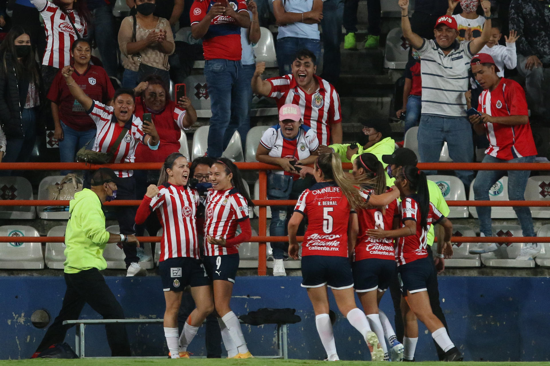 Las Chivas de Guadalajara, dirigidas por el entrenador español Antonio Contreras, derrotaron este jueves por 2-0 a las Pumas UNAM para poner un pie en las semifinales del torneo Clausura del fútbol femenino de México. Archivo. EFE/David Martínez Pelcastre