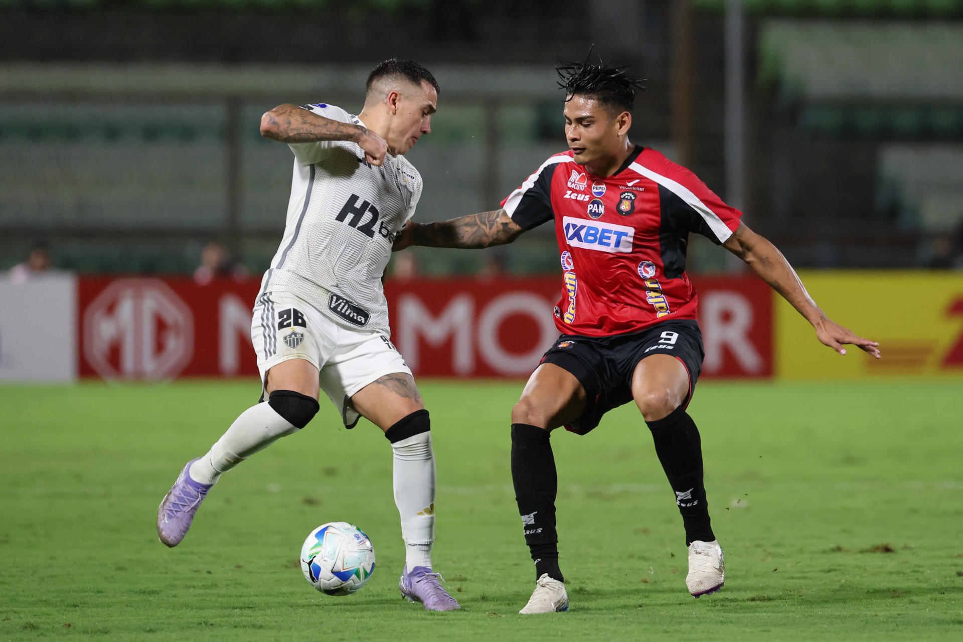 Jeriel de Santis (d) de Caracas disputa el balón con Renzo Saravia de Mineiro en un partido de la fase de grupos de la Copa Sudamericana. EFE/Miguel Gutierrez
