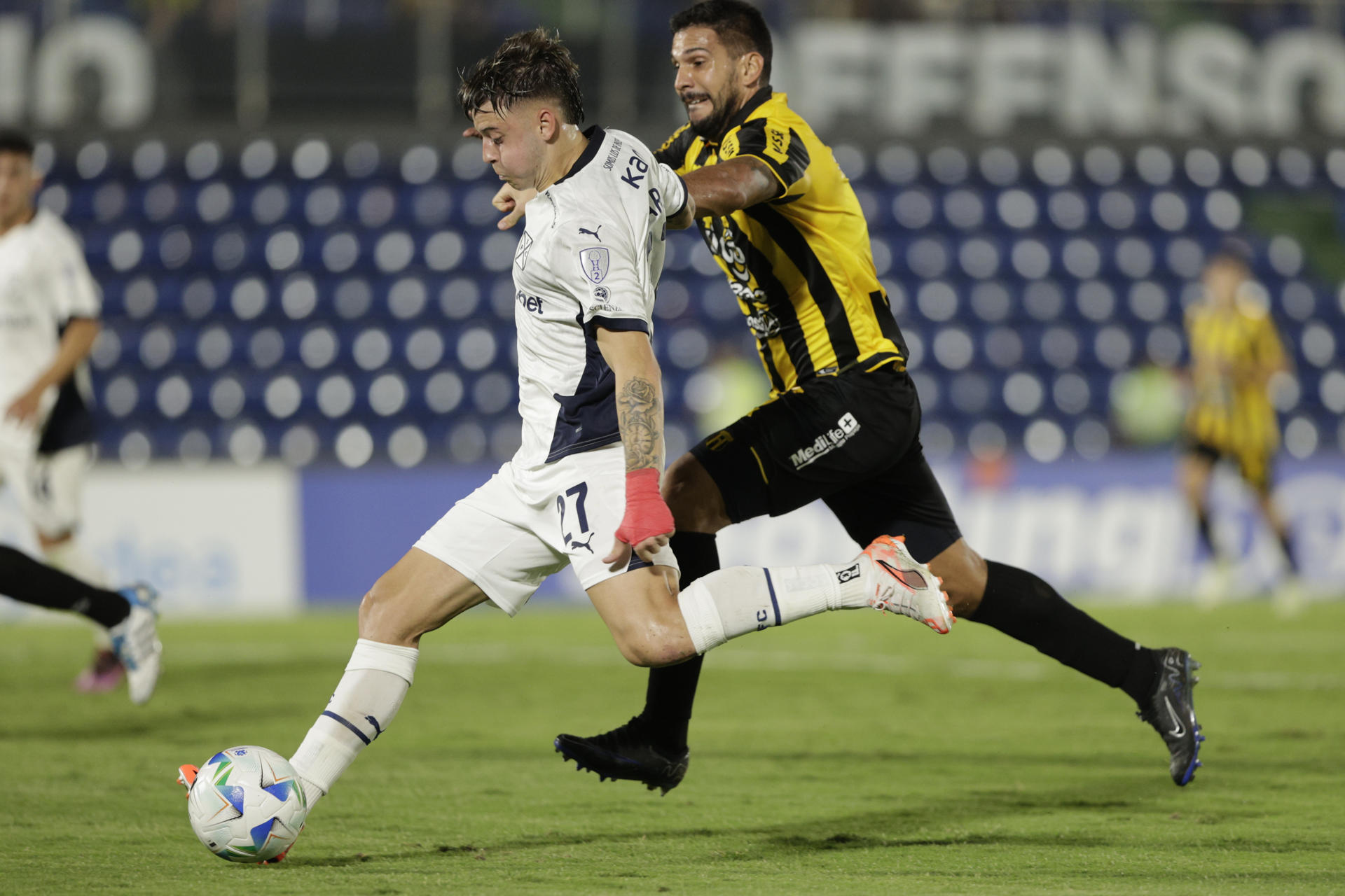 Gustavo Vargas (d) de Guaraní disputa el balón con Diego Tarzia de Independiente en un partido de la fase de grupos de la Copa Sudamericana. EFE/ Juan Pablo Pino