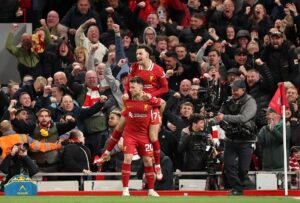 El jugador Diogo Jota, del Liverpool, celebra con sus compañero Curtis Jones (arriba) durnte el partido de la Premier League que han jugado Liverpool y Everton en Liverpool, Reino Unido. EFE/EPA/ADAM VAUGHAN