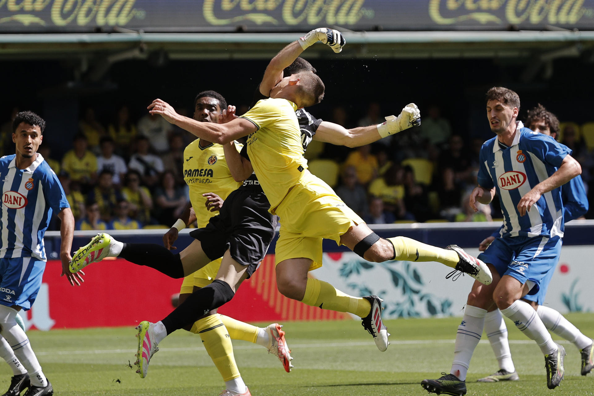 Los jugadores del Villarreal y el portero del Espanyol Joan García (c-i) durante el partido de Liga que disputan este domingo en el estadio La Cerámica de Villarreal. EFE/ Manuel Bruque 